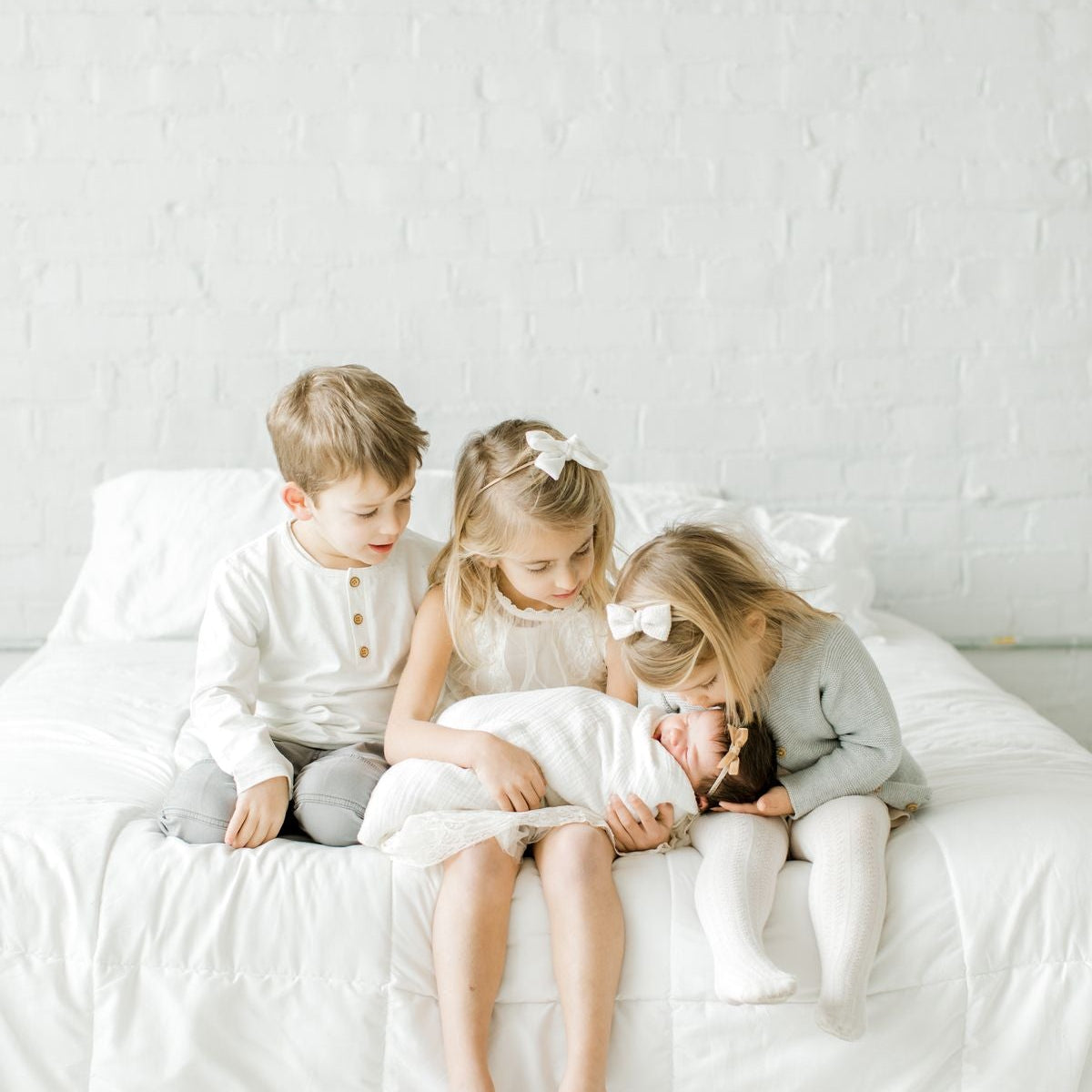 ДЕЦА И БЕБЕТА